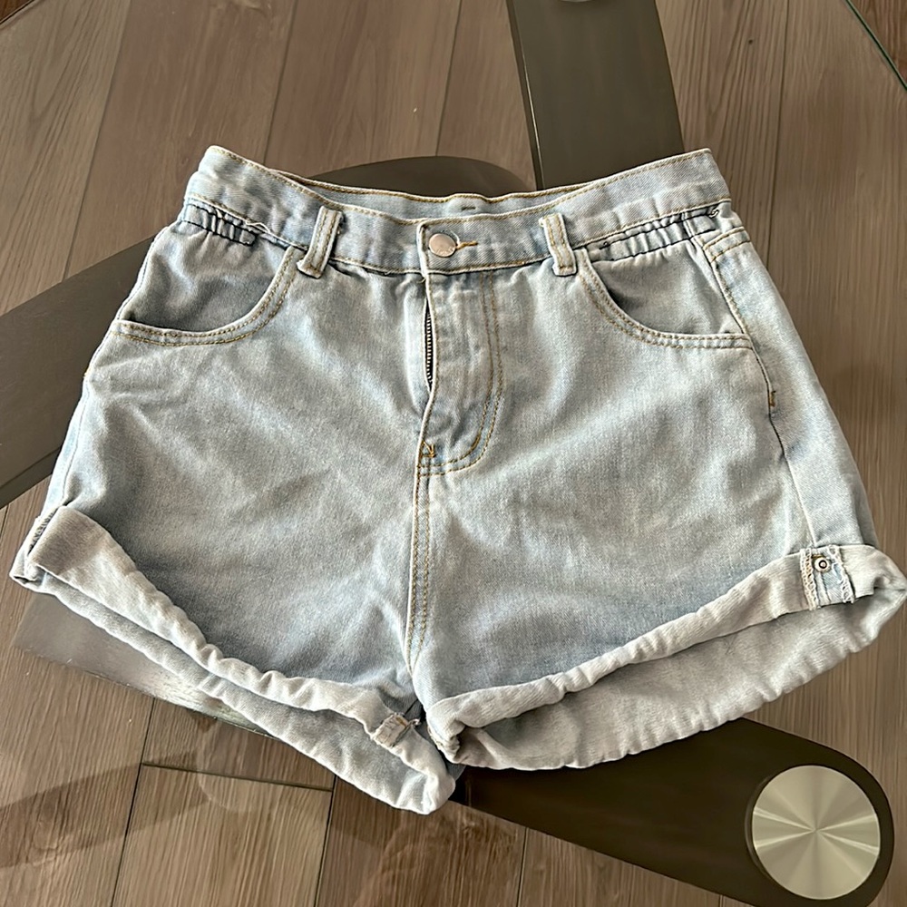 These are light blue jean shorts, there are no rips. The shorts are a loose fit.
